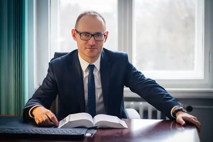 Adwokat Wojciech Podgórski przy biurku w kancelarii we Wrocławiu